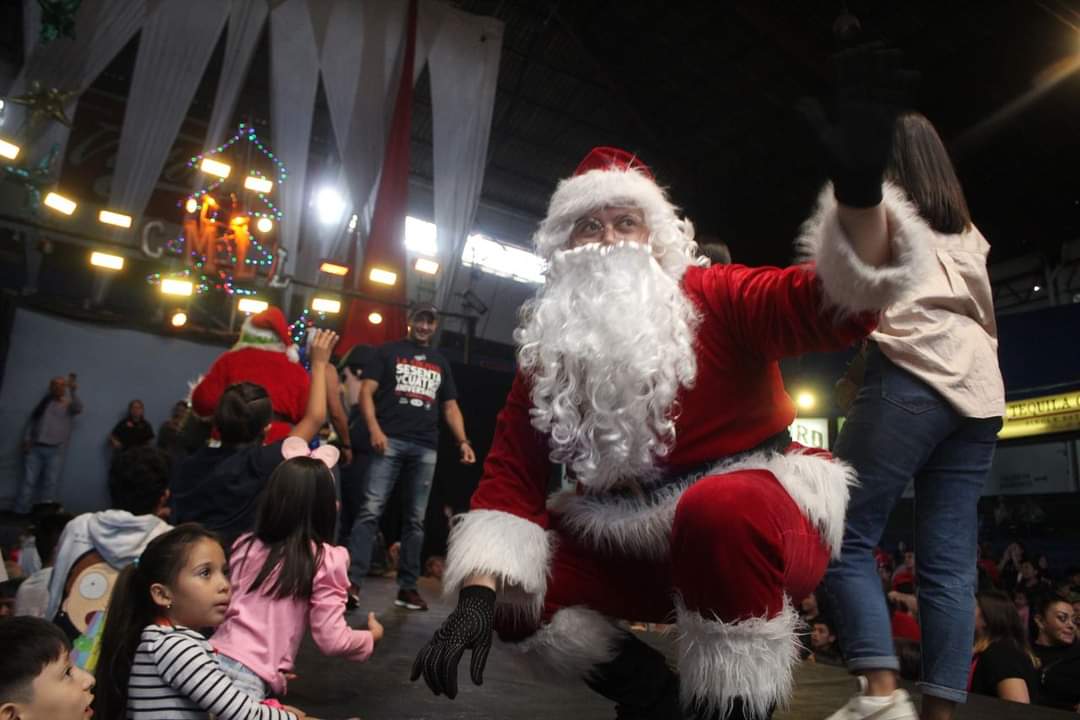 ArenaColiseoGDL's tweet photo. Disfrutamos mucho la función de navidad organizada por la Comisaria de Seguridad Ciudadana de Guadalajara 🎄🎅👮‍♂️🚓

#arenacoliseogdl #cmll #luchalibre #policia https://t.co/hLqifHvkOe