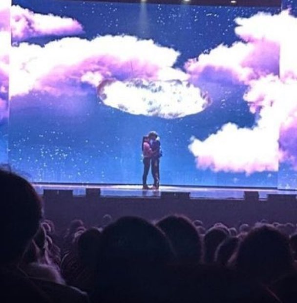puntinirossi's tweet photo. nella serie carmine è "il mare fuori" di rosa e cerca di farle capire che la vita è ben altro che uccidere per vendetta, denunciando l'appartenenza ad un contesto di criminalità organizzata;
nel musical carmine e rosa rappresentano perfettamente l'amore e la speranza❤️‍🩹 https://t.co/y44Kn7tBA1