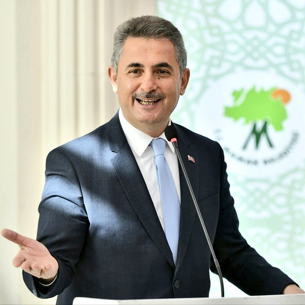 MuratKoseMamak's tweet photo. Birilerini bir korku sardı anlaşılan.

Atalarımız ne güzel söylemiş;
Korkunun ecele faydası yoktur.

Fark atarız dedik. Ne dedik!
Gerçeği söyledik.

Bitmiş bir Büyükşehir yönetimi var, beceriksiz, kifayetsiz, hadsiz ve muhteris.

Gerçeği söylememiz çok zorlarına gitti.

Sanal dünyada bir aktifler, bir aktifler. Sanırsınız ortalık yıkılıyor.

Bunların gerçek dünyada bir karşılıkları yok, yok. 
Her işleri algı, her işleri yalan ve iftira.

O yüzden Ankara’yı ıskaladılar ve 
doğru dürüst hizmet edemediler.

Ankaralıların Milyonlarca Lira bütçesini boşa harcadıkları tüm profesyonel sosyal medyacıları ile, menfaatten başka hesapları olmayan, çakma ideolojik ekipleri ile hepsi birden tarihe gömülecekler inşaAllah.

Biz hep reel olanı, gerçek olanı, hayatın içinde, sokakta caddede olanı, halkımızın gündemini ve taleplerini konuşuyor, bunlara çözümler üretiyoruz.

Ömrümüz, halkımızın hayatını kolaylaştırmak için hizmet etmekle geçti.

Bunların ise Ankara’mıza, hemşerilerimize bir faydası olmadı. Boşa geçti beş yıl.

Bundan sonra da sahada ne gördüysek onu konuşacağız, her zaman halkımızın yanında ve halkımızın hizmetinde olacağız.

Kifayetsiz muhterislerin saldırılarına aldırmadan, işimize bakıyoruz.

Kader gayrete aşıktır.
Gerisi nasip.

“Sakın kader deme
Kaderin üstünde bir kader vardır
Ne yapsalar boş
Göklerden gelen bir karar vardır.”

Biz Rabbimize sığınıyoruz.
O bizim Mevlamızdır.
Ondan gelene razıyız.