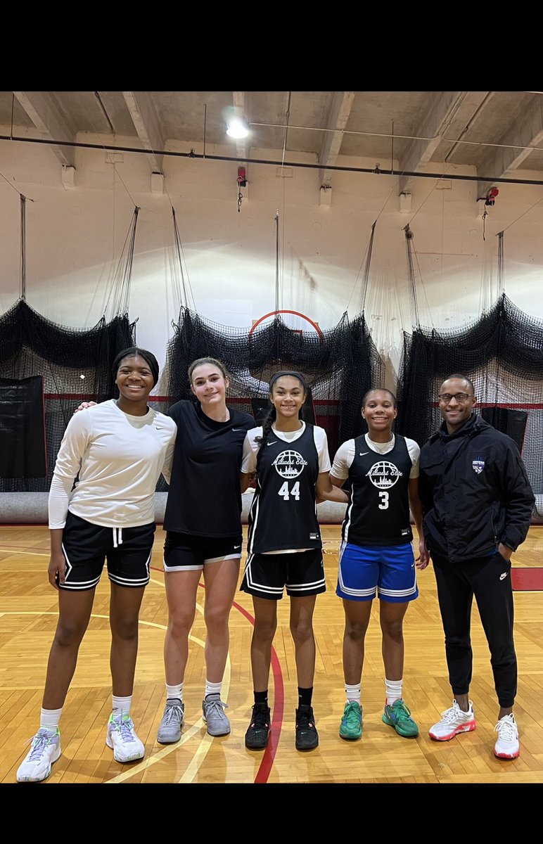 Stop 2 this Sunday…checking in on some of the young ones…

L-R
2027s
6’1 Landyn McClain
6’0 Ellie Noble

2028s
5’10 Ramiyah Puckett
Miss Crafty Yanni Smith

2024 we working…

<a href="/mwehoops_eybl/">Midwest Elite Meanstreets EYBL</a> 
#justdoit