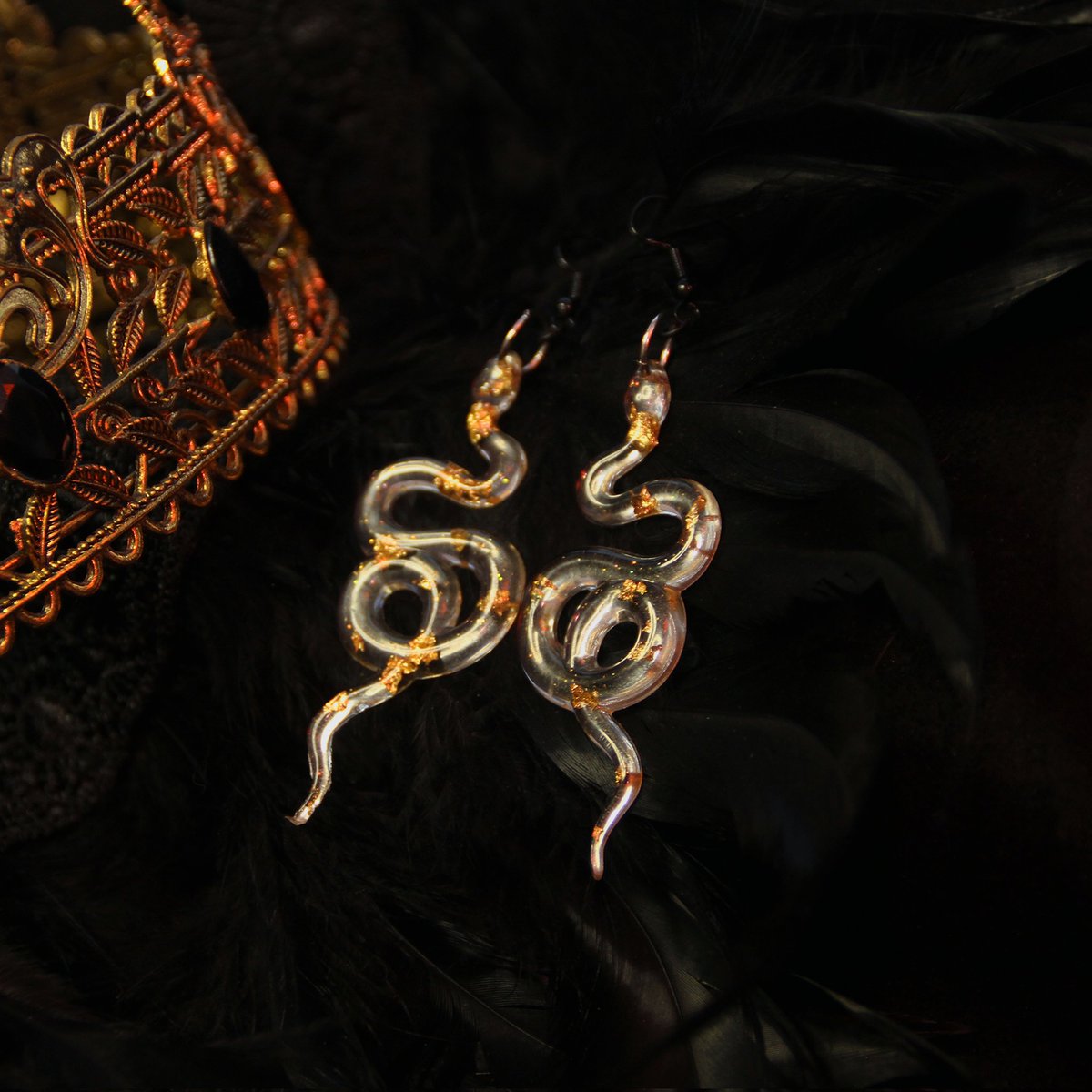 Jupyter2's tweet image. Mucho de los libros, hacer vuestra magia y deja que la gente vea mis pendientes de resina inspirados en libros 🥺 #BookTwitter #BOOKERS #acotar #sarahjmass #cruelprince #cardan #booktwt #Booktok #handmade #jewellery