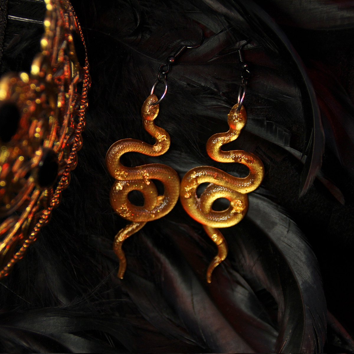 Jupyter2's tweet image. Mucho de los libros, hacer vuestra magia y deja que la gente vea mis pendientes de resina inspirados en libros 🥺 #BookTwitter #BOOKERS #acotar #sarahjmass #cruelprince #cardan #booktwt #Booktok #handmade #jewellery