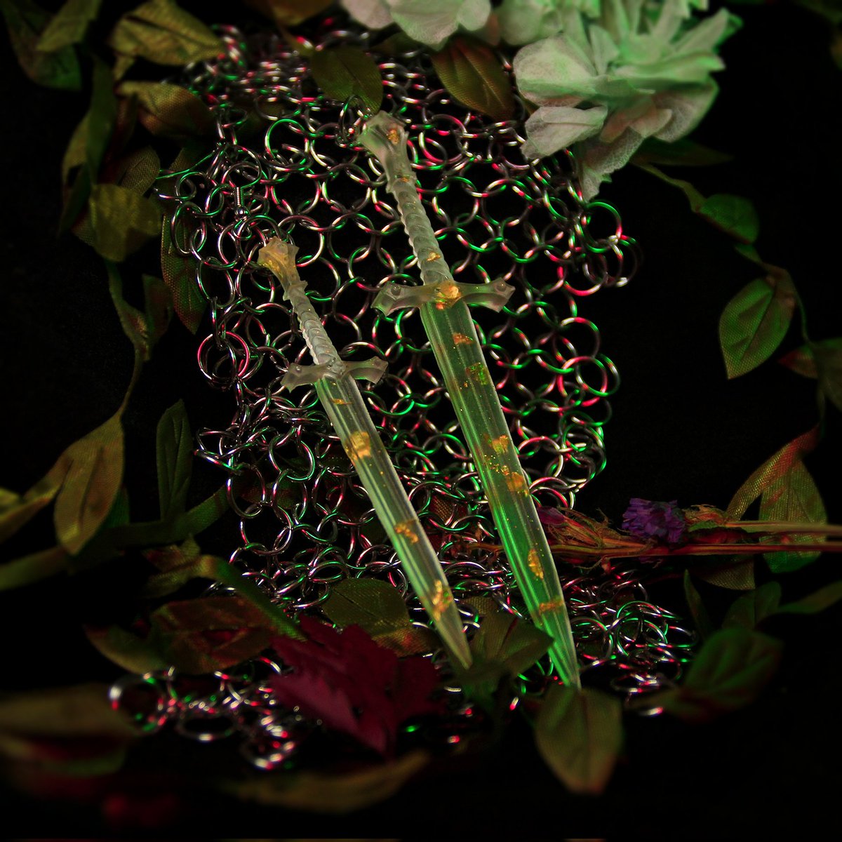 Jupyter2's tweet image. Mucho de los libros, hacer vuestra magia y deja que la gente vea mis pendientes de resina inspirados en libros 🥺 #BookTwitter #BOOKERS #acotar #sarahjmass #cruelprince #cardan #booktwt #Booktok #handmade #jewellery