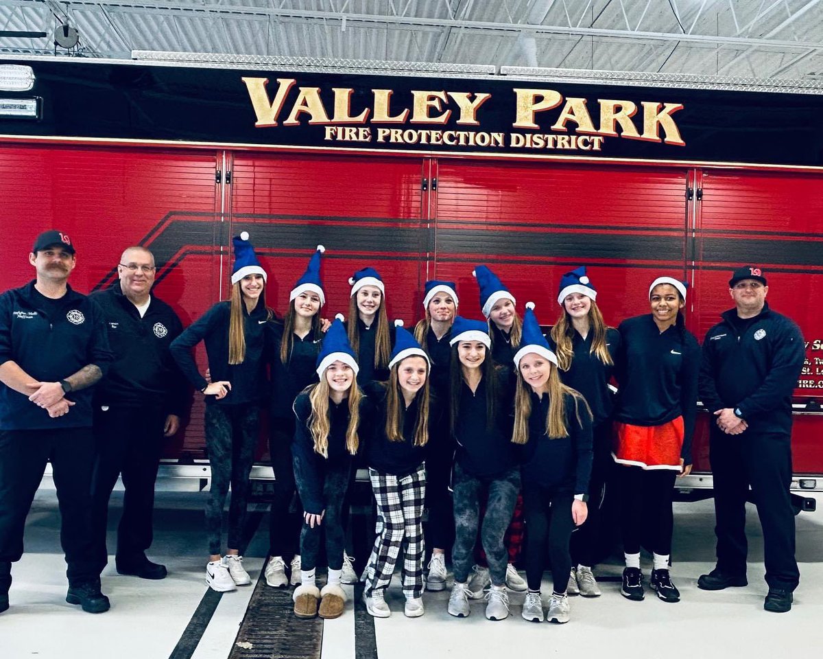 rockwoodthunder's tweet photo. Day 16: @thedonutpalace 
 is one of our all time favs!!!! Lots of donuts and coffee were delivered to both Valley Park Fire stations this morning by 13 Elite 🍩 ☕️ #rtvbcgivesback #daysofgiving #shopsmall https://t.co/lGBQdQh58f