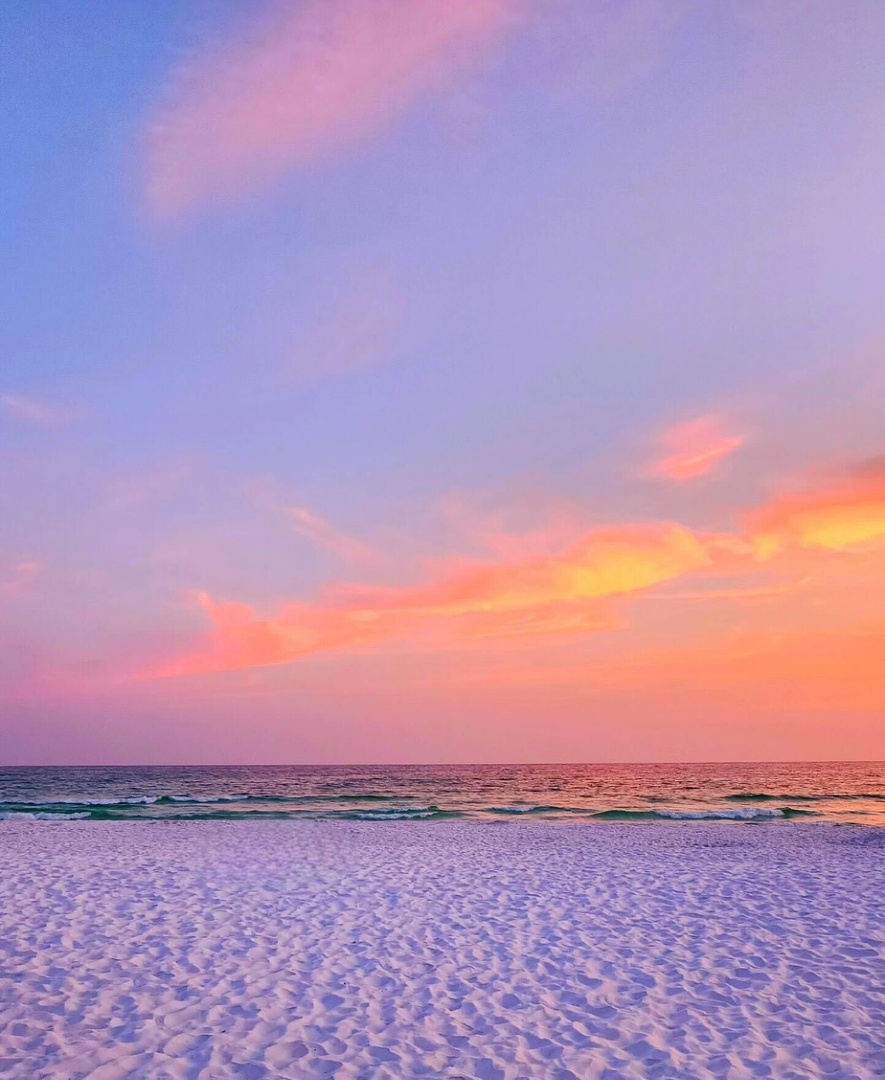 It's a beautiful day to celebrate #SunsetSunday! 😍🌅 Let's see your Florida sunset pics 👇 #VISITFLORIDA 📸 IG: chasingfloridasunsets 📍: 30-A Santa Rosa Beach