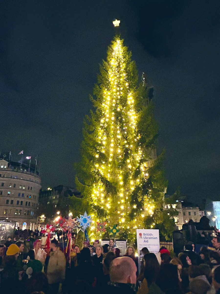 Ukrainian carol singing in Trafalgar Square in #London tonight in support of various Ukrainian charities. Please consider making a donation to @ukraine_hub or @BritUkrAid if you can. Thank you for your support to #Ukraine.