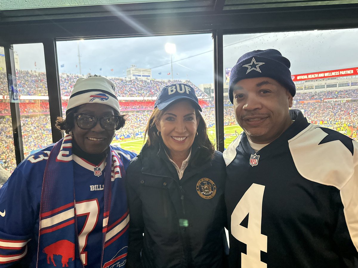 GovKathyHochul's tweet image. As Buffalonians, @CPeoplesStokes and I both believe in tolerance for those with opposing opinions… and that’s why we decided to allow a certain @dallascowboys fan to join us at the @BuffaloBills game.

Sorry about the score, @CarlHeastie! Let’s go Buffalo!
