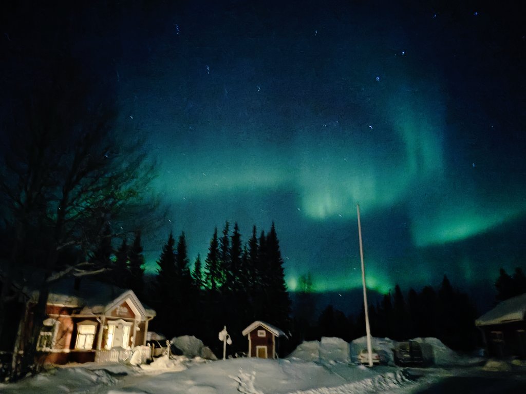 Northern lights show continues 💚