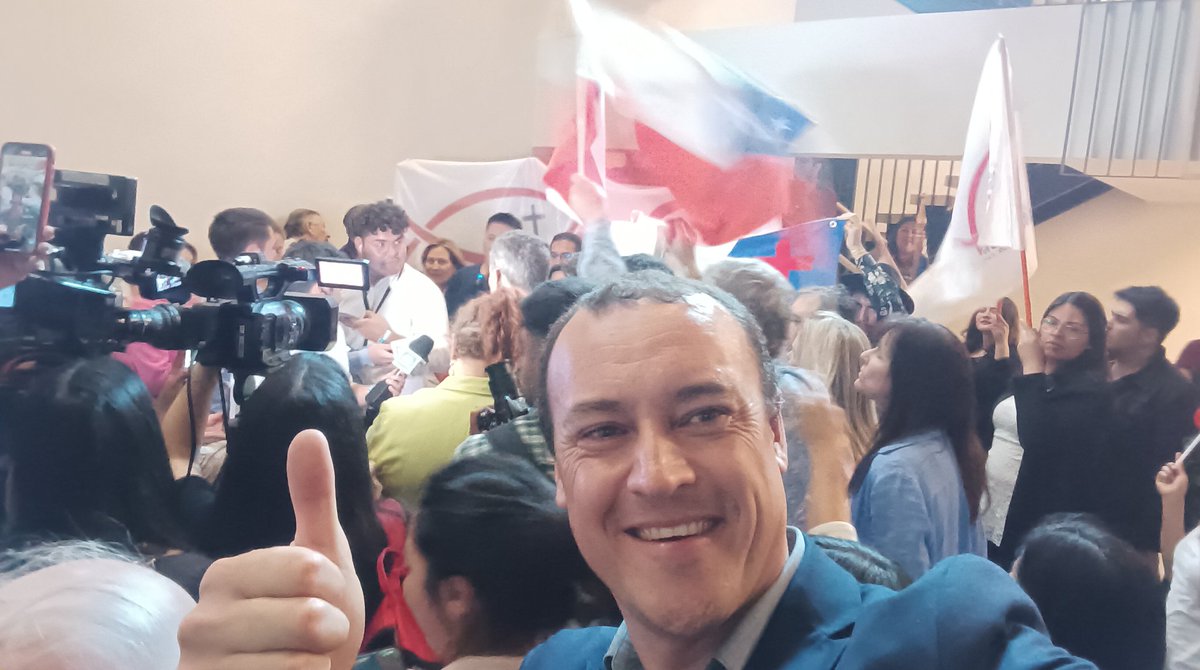 Comenzamos a celebrar con la VERDADERA DERECHA EN CONTRA!!!! Viva Chile!!!