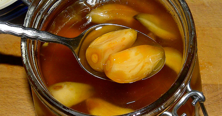 karimanesr's tweet photo. Antiséptico, antibiótico, antiinflamatorio, fuerza y ​​defensa inmunológica.

Receta:
10 ajos crudos por cada 250 gramos de miel cruda.
Puede poner los dientes de ajo enteros o picados en trocitos pequeños, se ponen con la miel en un tarro de cristal bien tapado.
Déjelo 30 días en un sitio oscuro y fresco (no frigorífico).

Tome una cucharadita en la mañana en ayunas cuando necesite un refuerzo para el sistema inmune o frente a catarros y gripe.

Cuando lo pruebe me cuenta :)