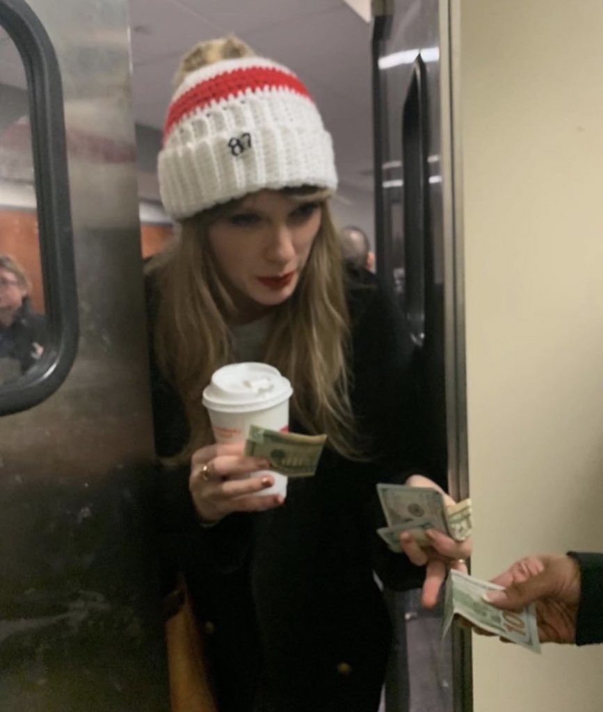 shimmeringtay13's tweet image. Oh my goodness, the Swift family are so precious 🥹