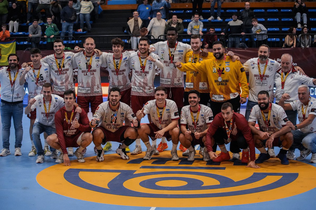 Subcampeones de la Copa de España 🇪🇸 2023 Irún #franjivinos ⚪️🔴  

📸 LabZero Digital