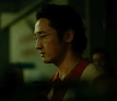 SatFictionJP's tweet photo. 12月17日、中国の配信サイト・テンセントによる2023騰訊視頻星光大賞の各賞が発表され、年度クオリティ映画俳優賞（品质电影演员）にワン・チュアンジュンとニン・リーが選ばれた。ワン・チュアンジュンは今夏の中国で大ヒットした映画『孤注一掷』での演技が認められての受賞と思われる。授賞式前のレッドカーペットではメディアに交じってカメラを構えるなどお茶目な一面も見せた。#ワン・チュアンジュン #王传君 #王傳君 #サタデー・フィクション #兰心大剧院 #蘭心大戯院
リンクはこちら👇
https://t.co/cxgCfiUxoe