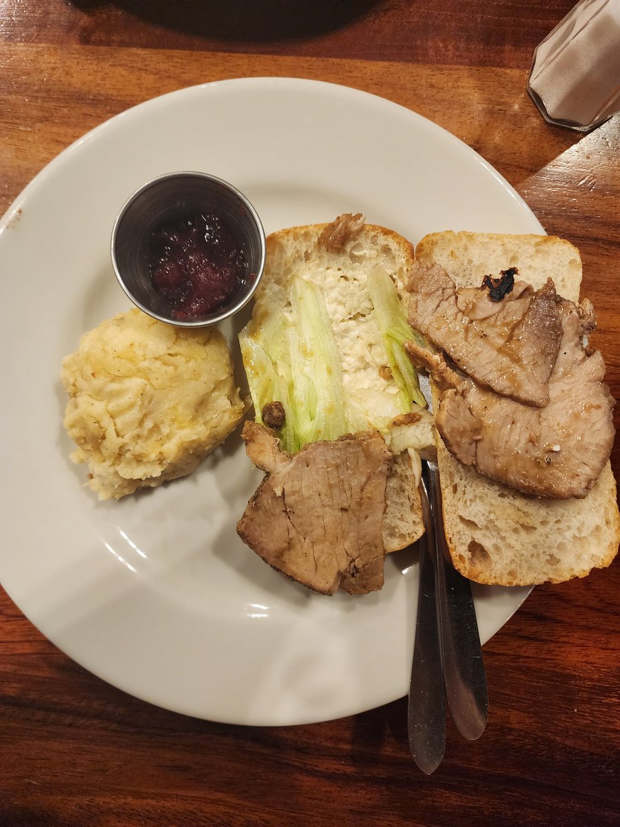 Que falta de prefesionalismo , que pesima atencion , que desamor a la cocina , pesima comida , un desagrado total , Q80 por esta basofia