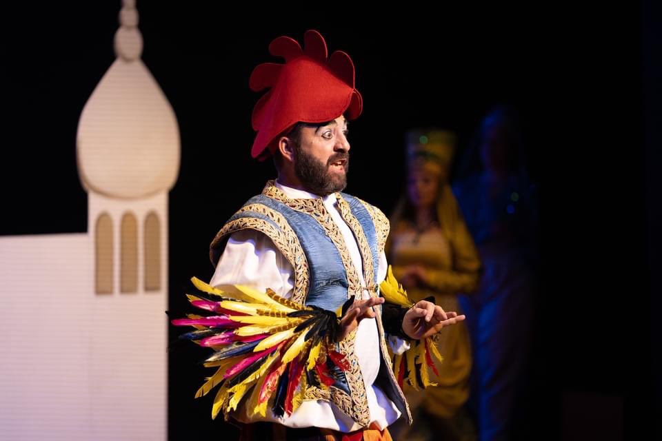 _TMBD_'s tweet image. #teatrobaltazardias E é com uma casa esgotada que fechamos hoje as apresentações do espetáculo "A Viagem das Rainhas Magras" de Miguel Vieira.

A peça abordou uma aventura das três rainhas que acompanham os seus maridos, os reis magos, ao longo de diferentes ocasiões.