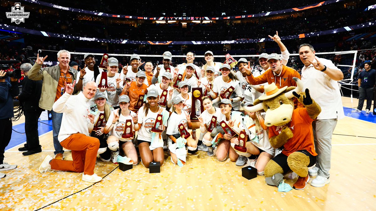 NCAAVolleyball's tweet photo. This will be living in our heads rent free for awhile 🤩

#NCAAWVB x @TexasVolleyball https://t.co/tl75pU5Xl6