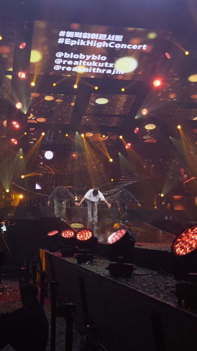 진짜 공연 시작하자마자 울컥하게 만든 K힙합 애비들. 나의 모든 힘든시간들에 같이 있어줬던 곡들 이런 legendary무대에 보게돼서 너무 영광입니다 ㅠㅠ #에픽하이 #에픽하이20주년 #에픽하이콘서트