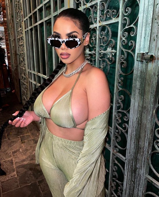 Put your face between them🍒 https://t.co/J46OGPUaZr