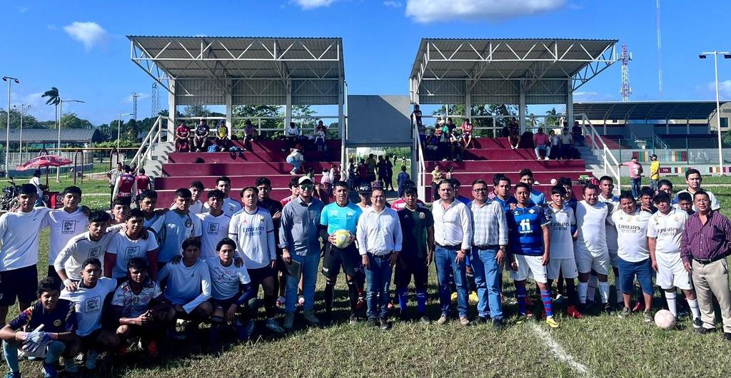 Hoy fui invitado a la inauguración del Torneo Relámpago de #Futboll, que organizó mi amigo Cristóbal Amador; saben que conmigo cuentan siempre para apoyar el deporte en #Centla. Sumo para crecer y ellos lo saben. #VaPorCentla