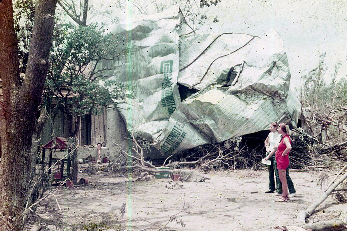 hernanpueyo's tweet image. Con el mayor respeto, Señora. Esta foto, tomada por mi, hace 50 años, muestra lo que era nuestra casa, envuelta por un silo cuando el tornado afectó a mi ciudad, San Justo. Sería bueno que los políticos dejen de usar las desgracias naturales para obtener renta. Cansan