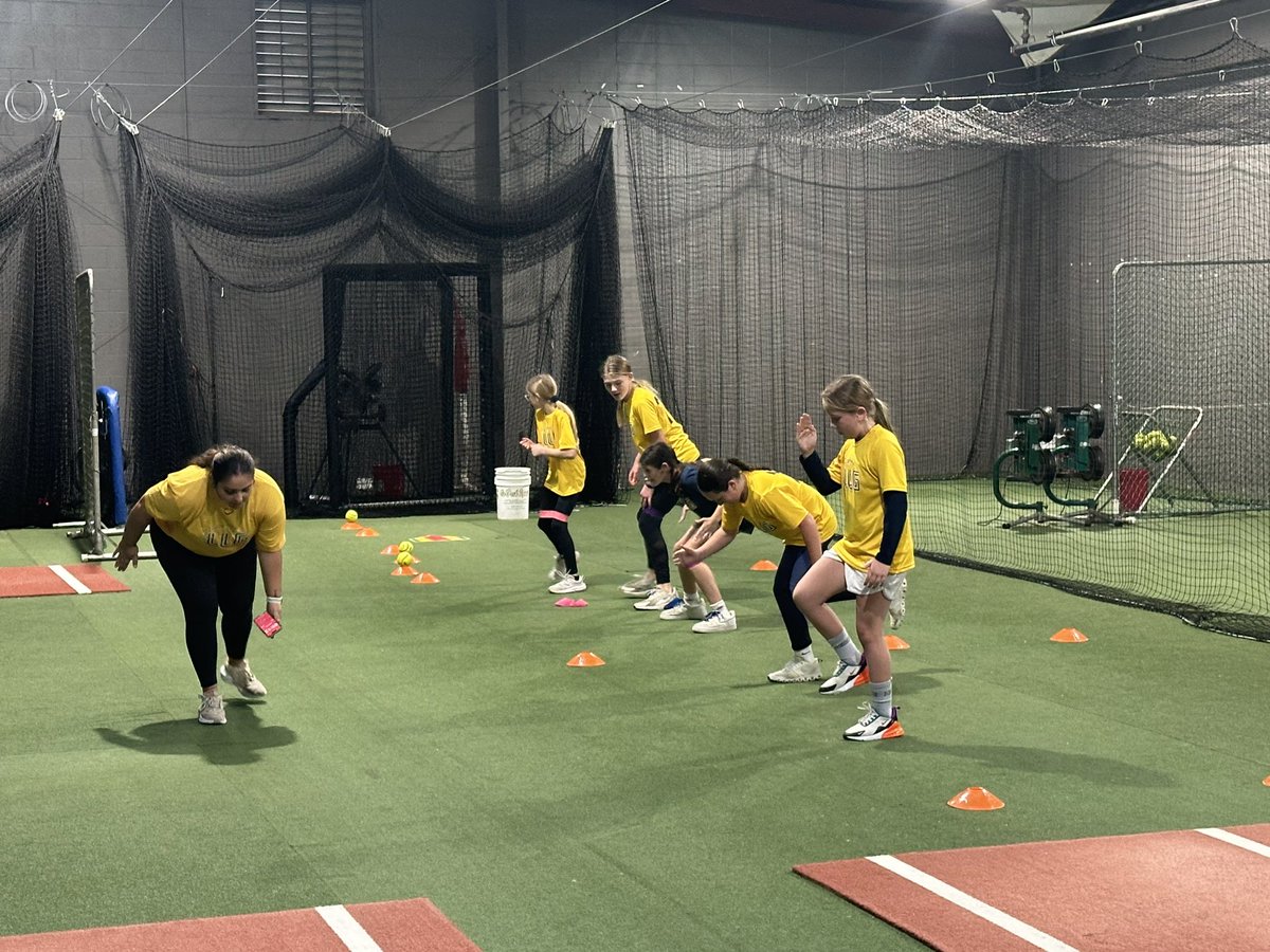coachalissam's tweet photo. Sunday Scaries
Couple girls decided to put some work in before we take our holiday break!! Starting with a 45 minute HITT full body workout and ending with lots of offensive reps! ๐๐
@Org_LLG
#getstruckโก๏ธ
#lightsouts https://t.co/mJVE0iVMPF