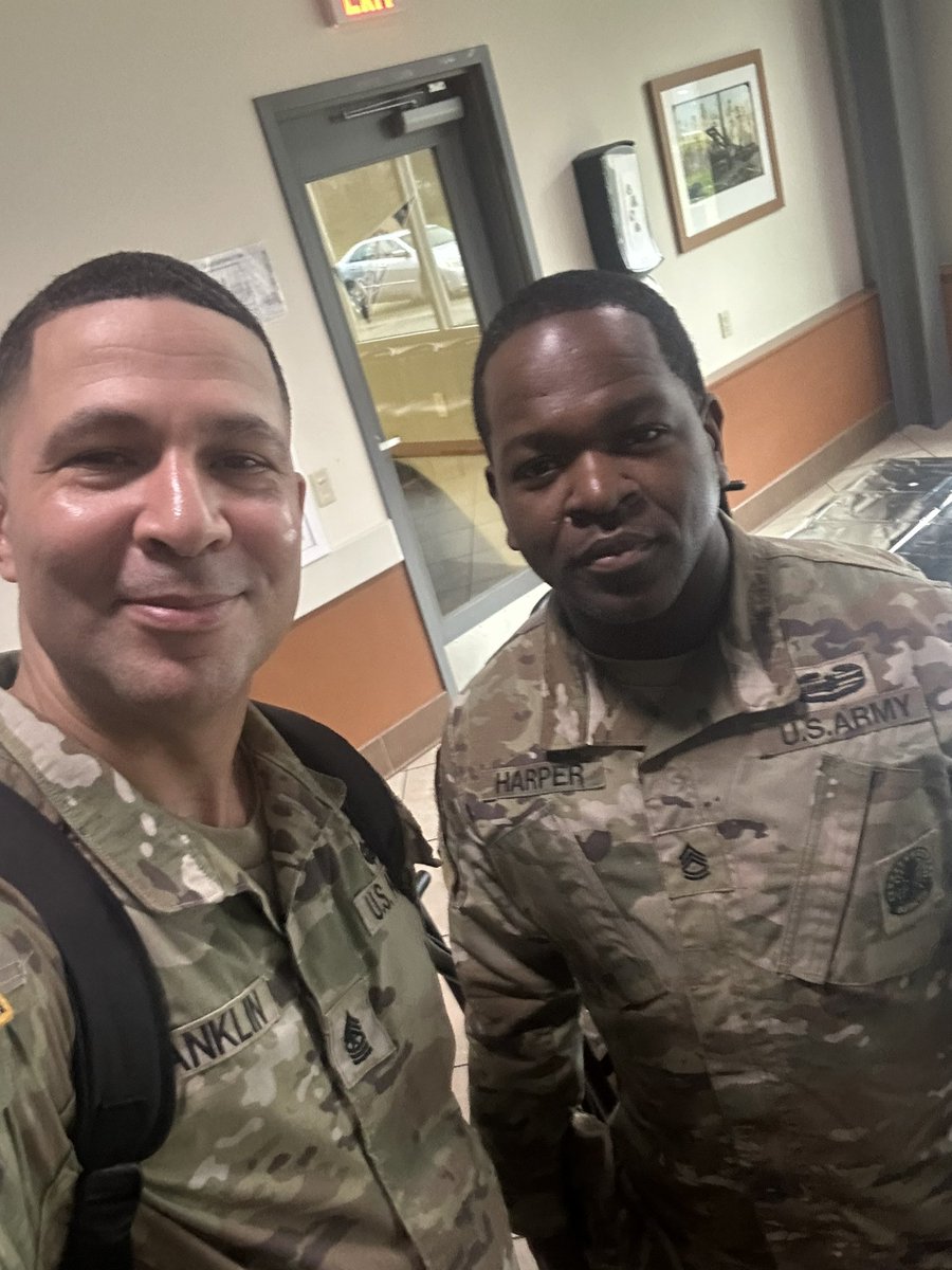 dadplayingarmy's tweet photo. It’s a small @USArmy. Always great to run into past soldiers. Especially the ones that continue to progress in their careers! From @25thID to @JBLM_PAO #ncosleadtheway https://t.co/O2r0unYcBD