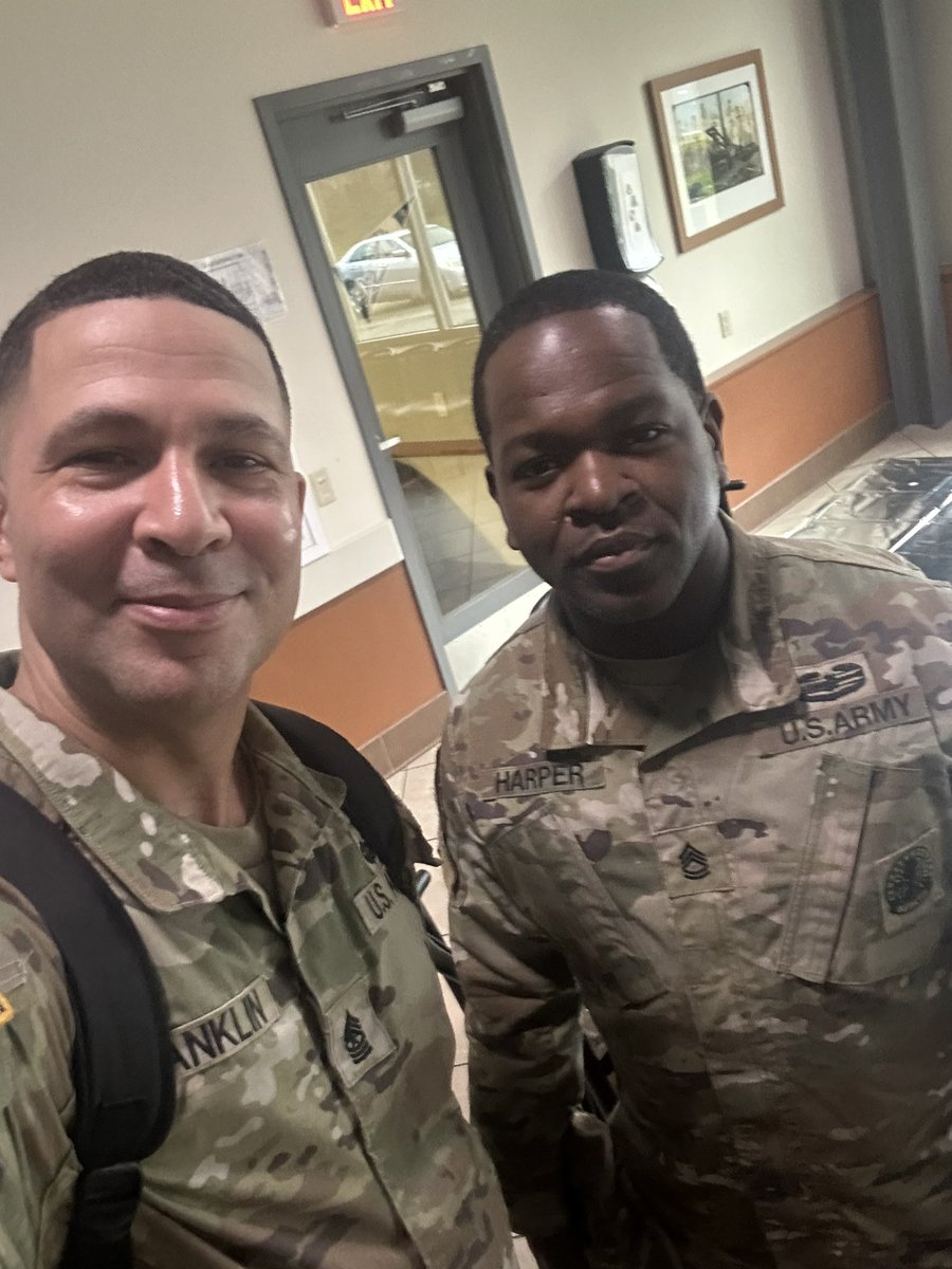 It’s a small @USArmy. Always great to run into past soldiers. Especially the ones that continue to progress in their careers! From @25thID to @JBLM_PAO #ncosleadtheway