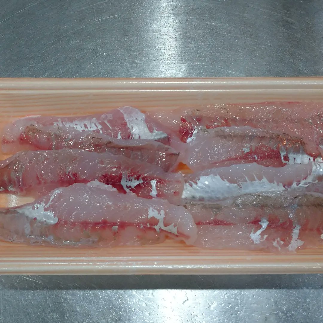 cherry_masaya's tweet photo. #fishshopping #gurnard #searobin #mycooking 
#3dfish 😂
#戦利品 😂  #ホウボウ #相模湾 #小ぶり 
#魴鮄 #竹麦魚
久しぶりに地のホウボウ。3D
な魚。お出汁が美味しい魚なので、お味噌汁とお刺身用にして保管🐟️ https://t.co/joQCCcy5na