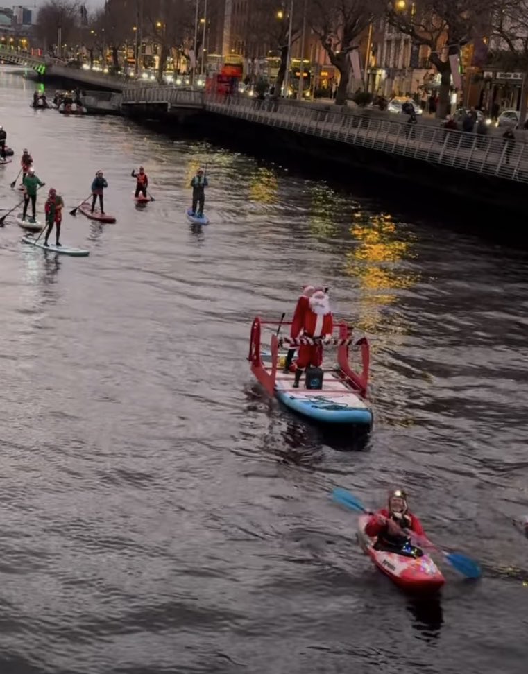 On the Liffey in Dublin🌲🌲🌲🌲#lovechristmas#lovedublincity#dublin