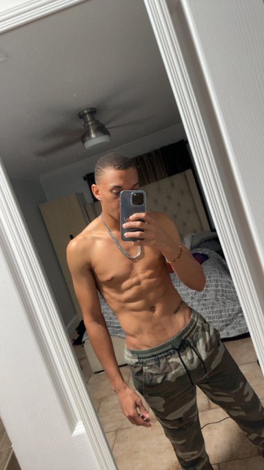 I&rsquo;m not even wearing pants 👖  https://t.co/KAKpKIG0mi https://t.co/D5rHQJR19C<a href="/tag/bde"class="tags"><span>#bde</span></a>