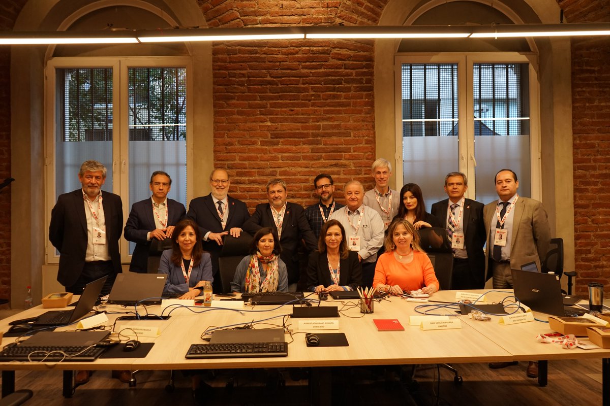 ServelChile's tweet image. El Consejo Directivo del Servicio Electoral y la Dirección Nacional realizan seguimiento al proceso de escrutinios y finalización de la jornada plebiscitaria.