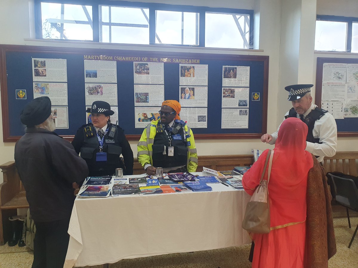 MPSHounslowHth's tweet photo. Hounslow Heath SNT was at the Gurdwara ALICE ROAD HOUNSLOW, Assisted by met police recruitment Team.  This afternoon.
Anti crime advice and leaflets were handed out. Personal Panic alarms and anti theft bells also proved popular. 
#BeSafe 
#communityengagements
#localpoliceunit https://t.co/74C7dcTOkt
