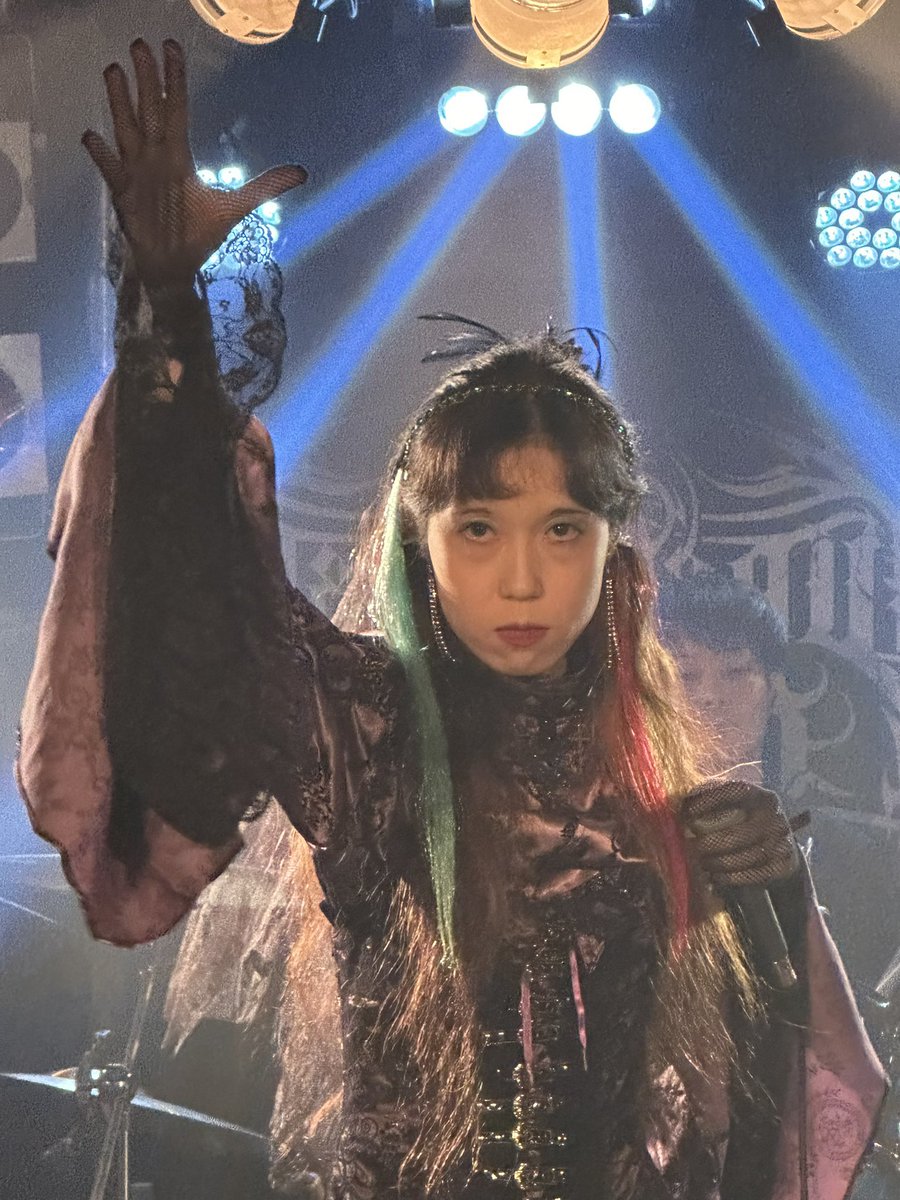 zazixmetal's tweet photo. 昨日はHeterogeneous Andeadのラストライブに参戦してきました。グロウルとクリーンの入り混じるボーカルと極悪デスラッシュリフなのに全体ではメロディアスなサウンドが気持ち良くて初参戦なのにほぼ最前列で頭降りまくってました。寂しいけど最高のラストに立ち会えて感無量！
#HeterogeneousAndead https://t.co/cqFIBifL9Z