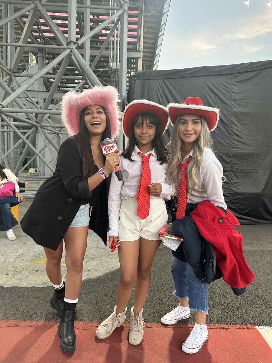 Oye897's tweet photo. Ya estamos en el #ForoSol para el último concierto de @rbd_musica 🎶😎 

¿Qué canción esperas más? 

#RBDEnOye #Oye897fm #SoyRebelde https://t.co/BVp3USUxE5
