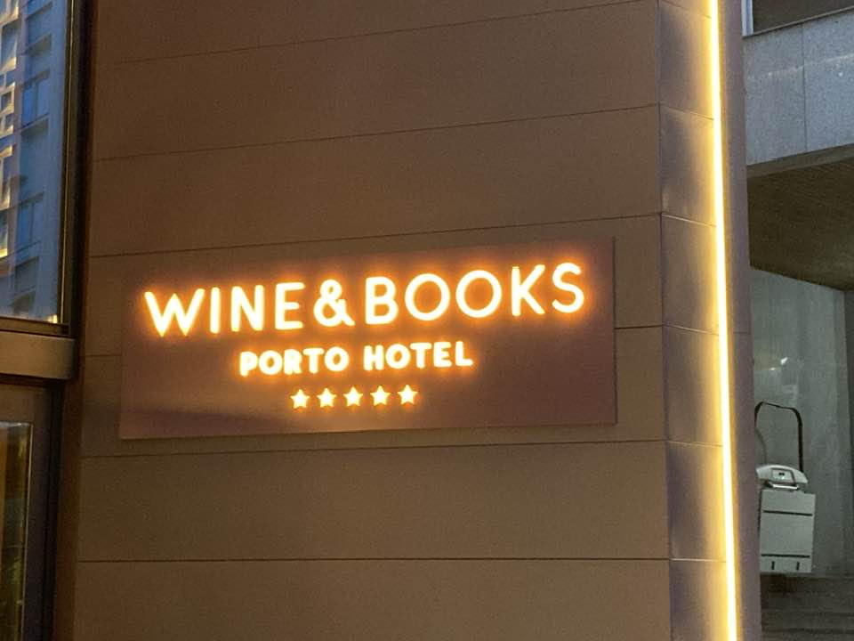 libdragon's tweet image. Found the perfect hotel for librarians on my trip to Portugal.