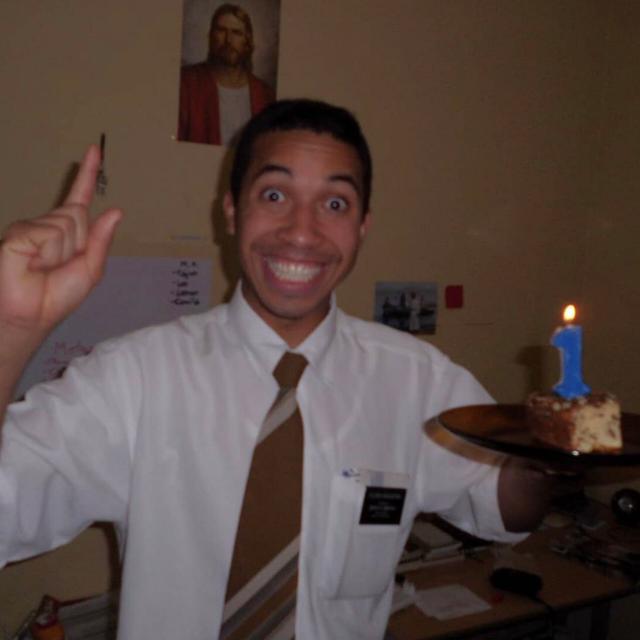 creusamu's tweet photo. Eu adoro essa foto do Gil do Vigor, como pode ter tantas camadas? Parece que saiu direto do the office https://t.co/dMPSD8hrPv