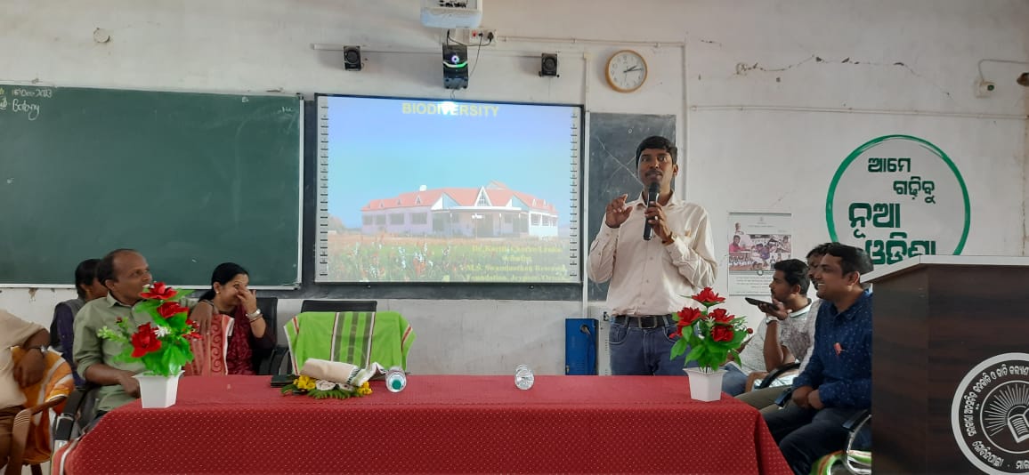 Dr. Kartik Charan Lenka, Scientist at @bptabc_mssrf, delivered a talk at Govindpali Science College, Malkangiri, discussing the pivotal role @mssrf plays in conserving biodiversity for shaping our nation's future. 🌍📷 #BiodiversityMatters #NationBuilding #ScienceTalk