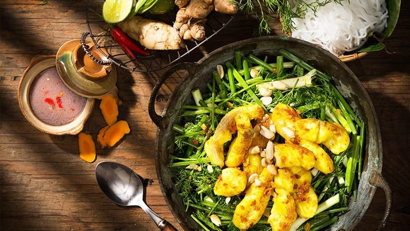 Stephanderl's tweet image. La Vong grilled fish - great cuisine

You won't have to worry about what to eat during your days here because the hot, nutritious La Vong fish cake will help you have wonderful culinary experiences. This sophisticated dish is carefully selected by the cook from ingredients to…