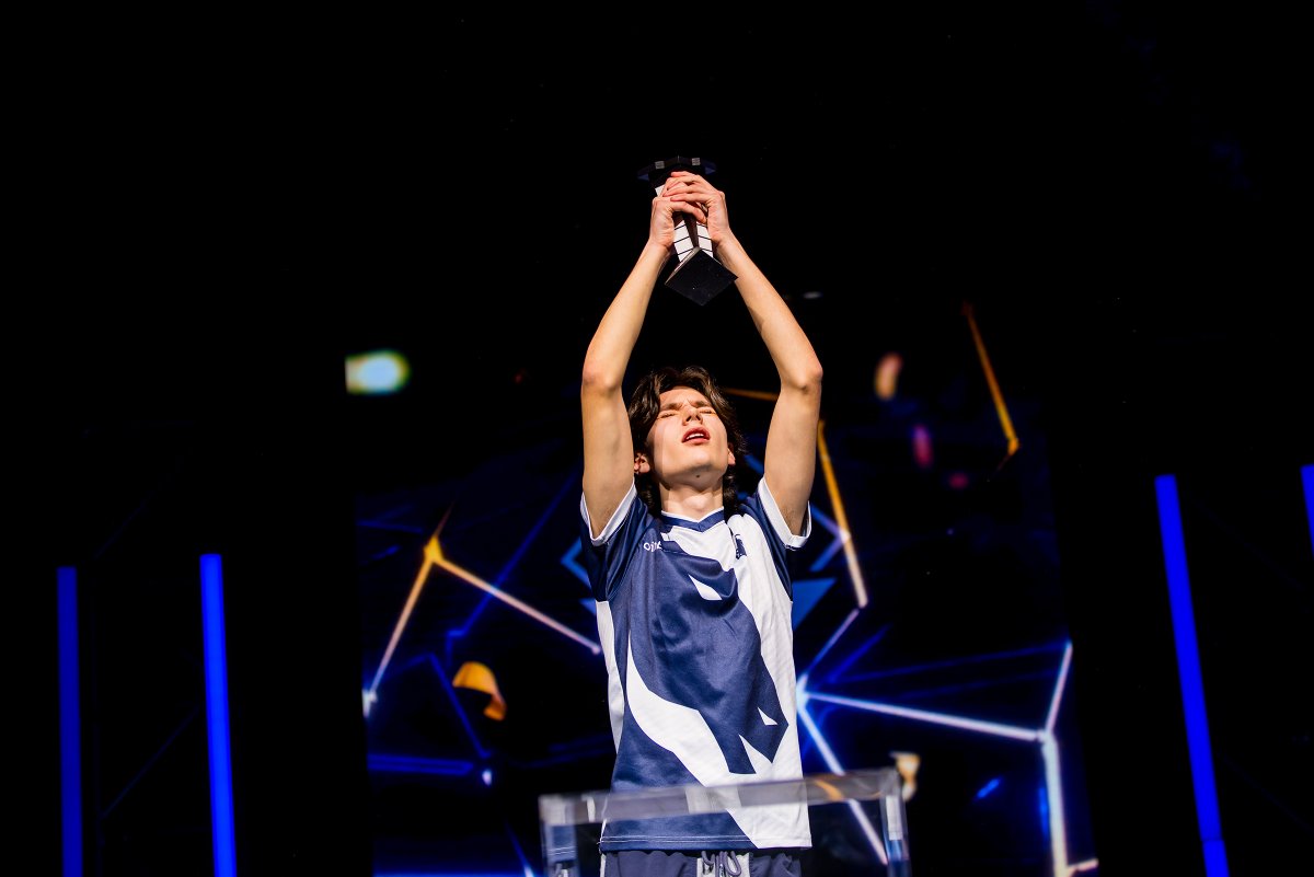 MonsterGaming's tweet image. FINALLY the French Terran takes it 🇫🇷🏆
Congrats @Clem_sc2 on his first LAN Major win!

#ESLProTour ⚡️ #UnleashTheBeast #TLWIN