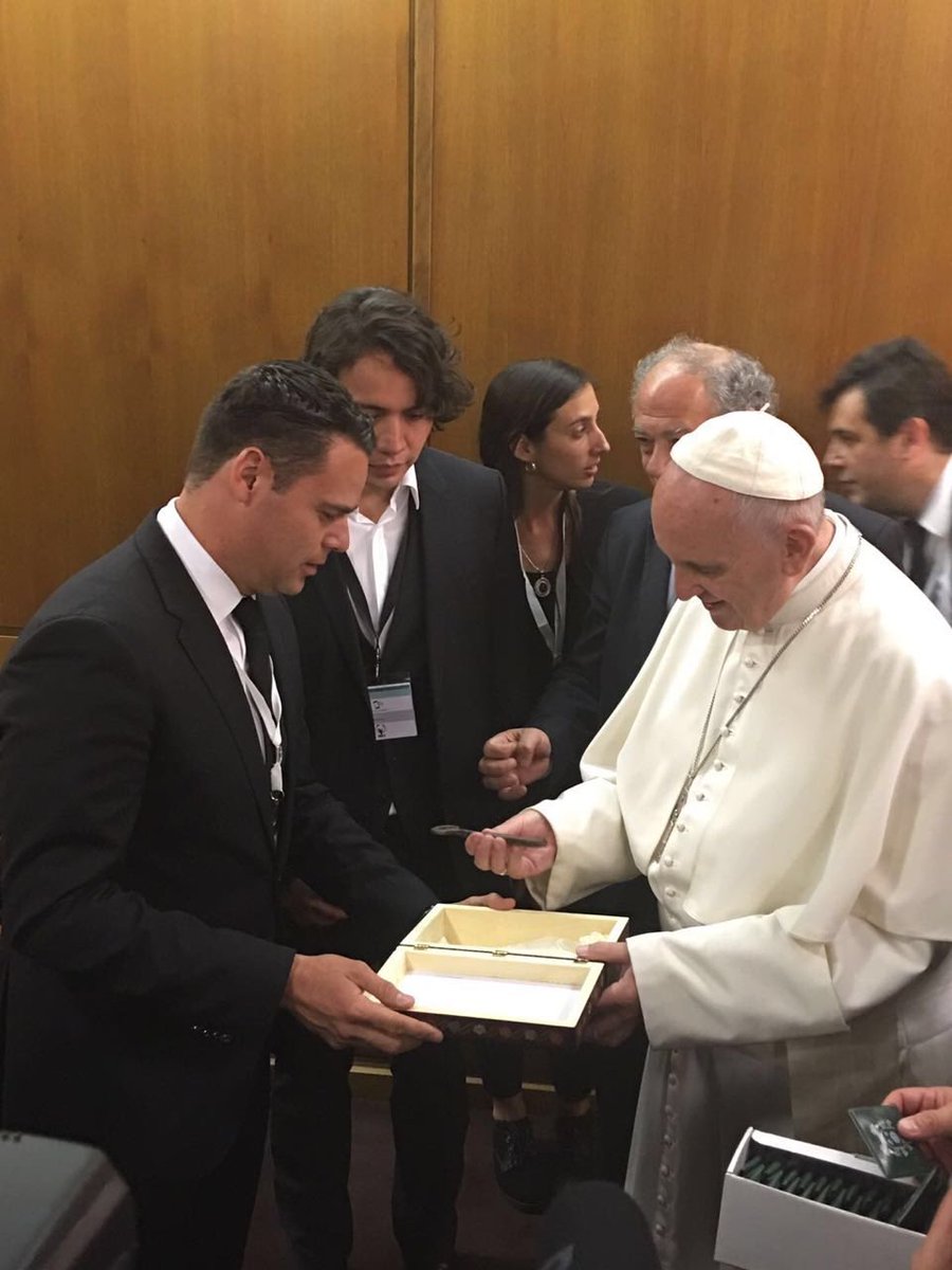 Hoy en su cumpleaños al Papa Francisco @papafrancisco_ofc le mando los mejores deseos!! Que Dios le dé mucha salud y bendiciones!! Aquí un recuerdo de cuando tuve la gran oportunidad de convivir con el en Roma siendo un servidor VicePdte del Consejo Directivo OIJ @OIJ_DIGITAL