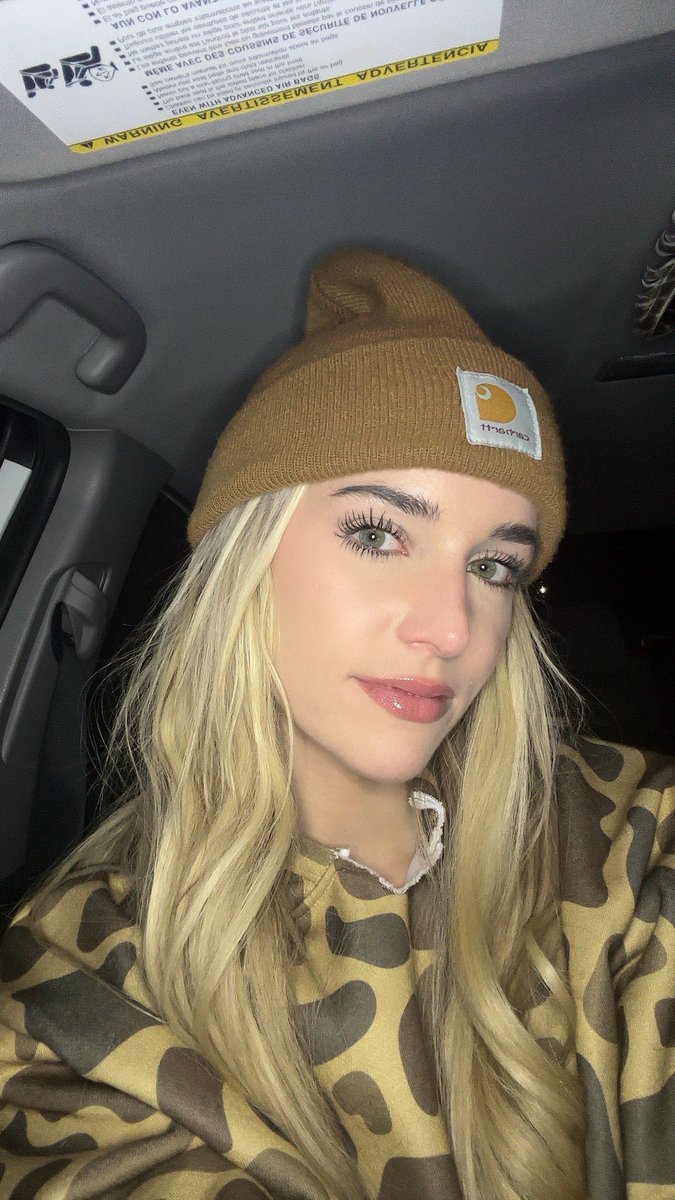 HalieRay's tweet photo. Stayed in the car and took selfies bc it’s too freaking cold to get out https://t.co/N5HOFEqFha