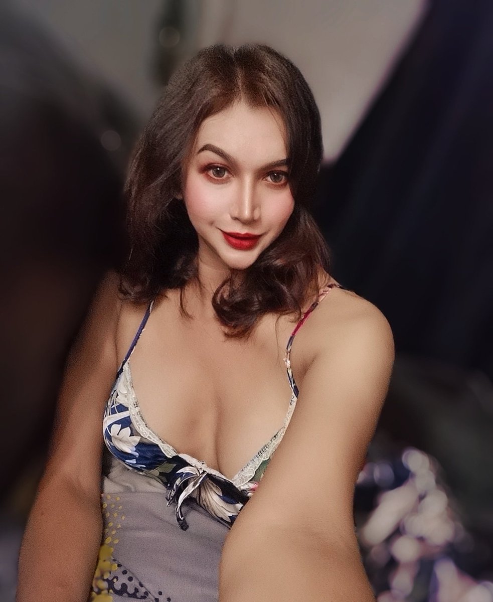 Fetish videolarini oyoq osti qilish va ezib tashlash Rus ayol bir yigitni yoqib yubordi.