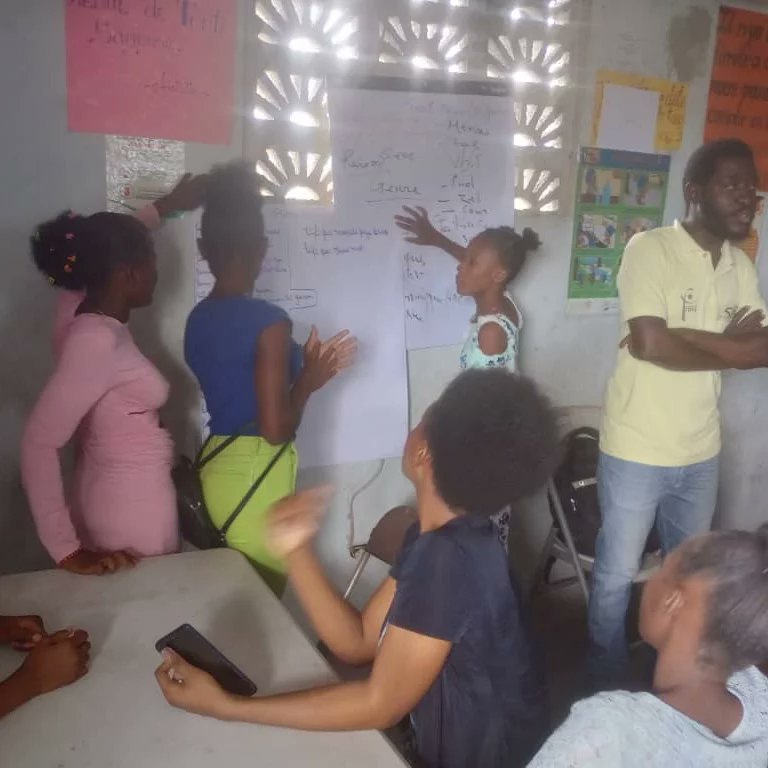 40 adolescentes faisant partie de notre club des jeunes filles intitulé <Un Mot d'elle, de nous!> ont reçu une séance de formation sur la VBG, harcèlement sexuel et masculinité positive.

Cette activité a reçu le support de @ONUFemmesHaiti 
#pasdexcuse