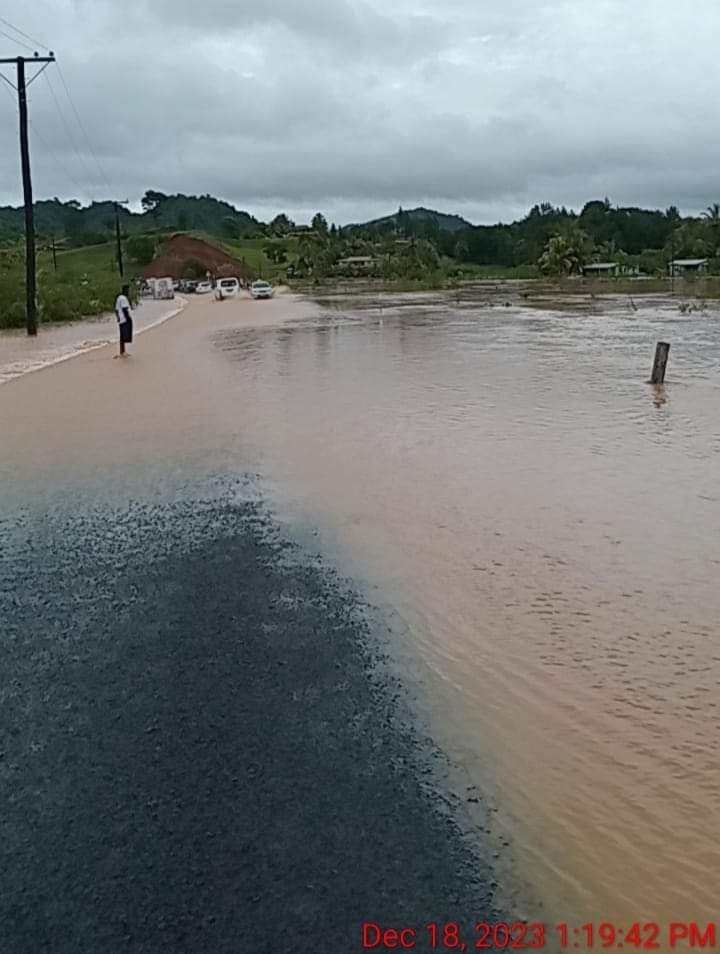 ⚠️ Please be advised that floodwater at Yarawa Flat on Queens Road is receding, and the road is now accessible to 4-wheel drive vehicles only. Motorists are urged to exercise extra caution, prioritize safety, and be mindful of any potential hazards on the road.