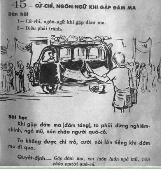 981Ngoc's tweet photo. Giáo dục xưa và nay...
📷 "QUEN VỚI NGƯỜI CHẾT HAY SAO MÀ CÚI ĐẦU CHÀO TIỄN HỌ VẬY ?"
Buổi trưa, giờ tan học, trước cổng trường Tiểu học đang có rất nhiều phụ huynh chờ đón con, người thì dõi mắt tìm kiếm, người gọi tên con mình ...
​Lúc ấy, có xe đám tang đi ngang qua. Nhiều người ngước nhìn xe đưa tang, bày tỏ sự phấn khích khi đội nhạc cử kèn trống vang lên inh ỏi.
Họ bàn tán xôn xao, có người khen ban kèn Tây chơi toàn nhạc Trịnh Công Sơn “nghe hết sảy”, người khác góp ý như thế thì không hợp với khung cảnh, đáng lẽ phải chơi bài Lòng mẹ, Tình cha ...
Duy nhất trong số phụ huynh đang ồn ào đó, có người đàn ông trên 50 tuổi lặng lẽ bước xuống xe, lấy chiếc mũ bảo hiểm đang đội trên đầu cầm tay rồi đứng thẳng người, đầu hơi cúi một chút. Ông cứ đứng vậy, yên lặng chờ xe tang đi qua mới ngước mặt gọi cháu lên xe đi về.
Người đứng bên cạnh tỏ vẻ ngạc nhiên hỏi:
- “Ủa, ông quen với người chết hay sao mà cúi đầu chào tiễn họ vậy?”.
Ông trả lời:
- “Tôi không hề quen biết hay bà con với người đã mất, nhưng sống trên đời “nghĩa tử là nghĩa tận” mà chú em”.
Rồi ông giải thích:
- “Thời tôi đi học, thầy cô thường nhắc nhở học sinh phải biết kính trọng và lễ phép với người già, người lớn tuổi, biết thương yêu giúp đỡ các em nhỏ tuổi hơn mình, trên đường đi khi gặp người lớn hơn mình phải biết khoanh tay cúi đầu chào, khi gặp đám tang đi ngang phải biết ngả mũ cúi đầu chào người quá cố để tiễn đưa họ ...
Chính vì vậy mà các việc ấy bây giờ trở thành thói quen với tôi, mà thói quen thì không bao giờ quên được, việc tôi làm chỉ xem là phản xạ tự nhiên từ nhỏ cho đến bây giờ”.
Tôi nghe ông nói, ngẫm nghĩ đó chỉ là chuyện nhỏ, chuyện đạo làm người mà hình như bây giờ trong xã hội không còn tồn tại hình ảnh đẹp hết sức trân trọng đó.
Tôi mong sao những bài học đạo đức như vậy được chú trọng dạy trong trường, thay vì chỉ tập trung dạy kiến thức sách vở để trẻ có thể hình thành những thói quen tốt trong cuộc sống, như có thể giữ yên lặng và cúi chào tiễn đưa khi gặp đám tang đi qua.
Ghi Lại: Hoàng Điệp
