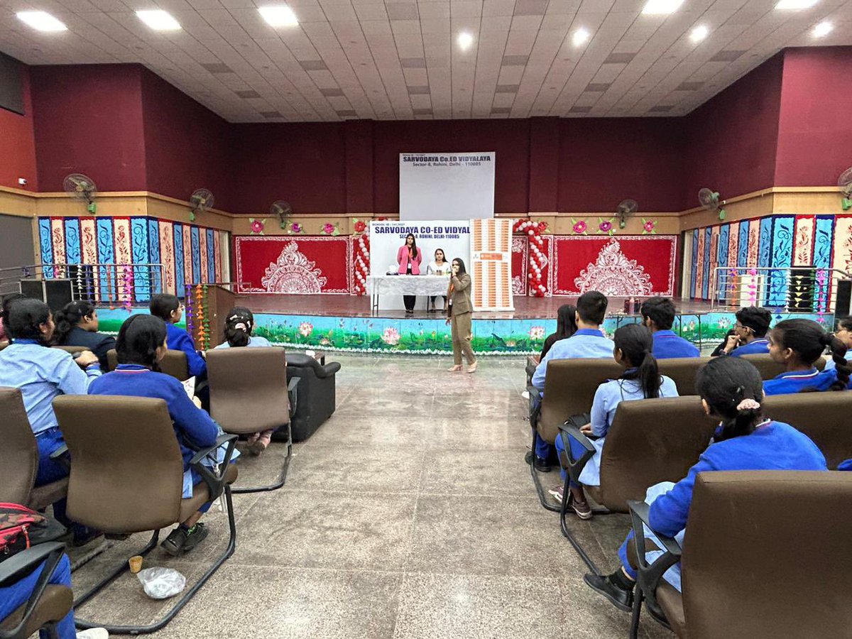 #Volunteer CHANCHAL BHASKAR, Managing Head, VLCC Kamla Nagar provided CAREER COUNSELLING on 'Growth in Beauty and Salon Industry' via Live demo for250 students ofclass 9-12 @SvRohini #northwestb HoS @awadhesh289 VP @bharti_kalra V.I @devikadrall @drmanishadiet Aarti Pradeep