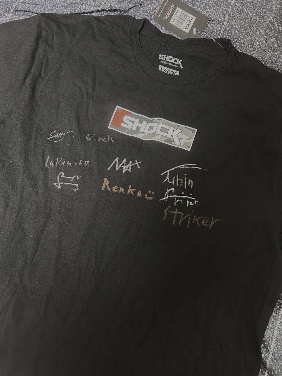 I got this 2023 Shock roster signed t-shirt thanks to @ hystericrain 🥹🧡
