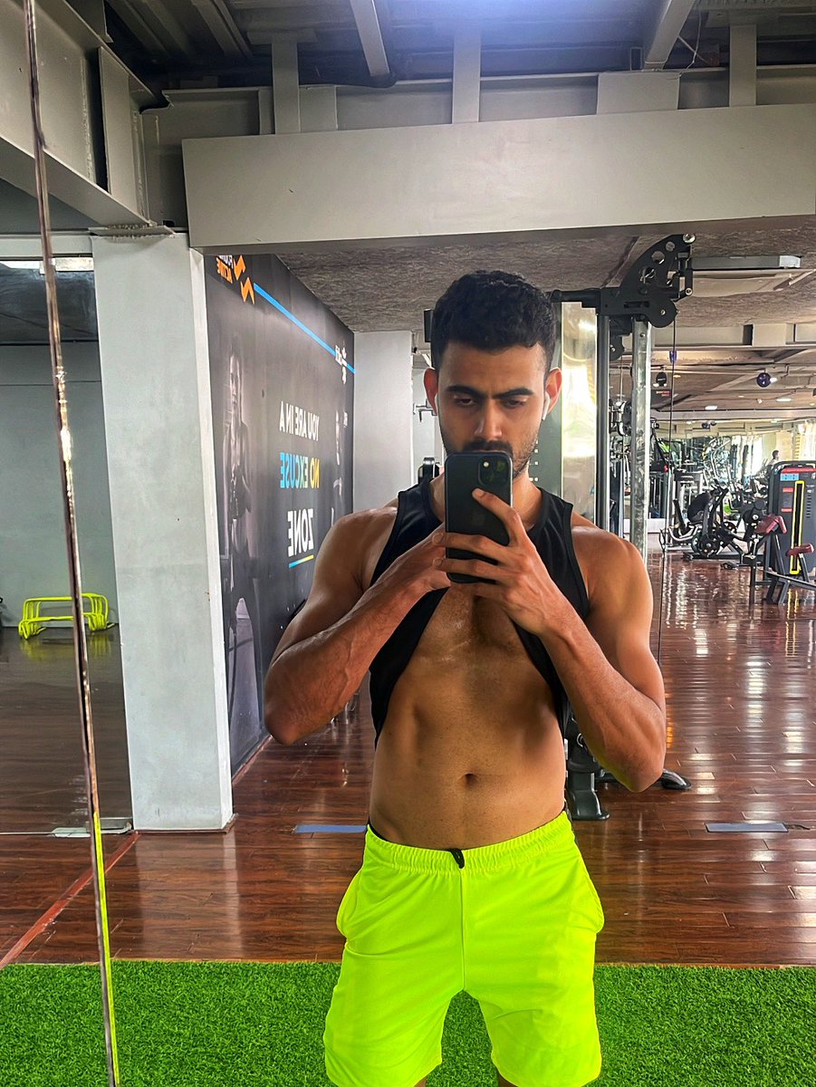 Kicking the week off with chest. #chestday #MondayMotivation #Gymbro #indianfitness #shirtlessindianmen #indianmenflexing