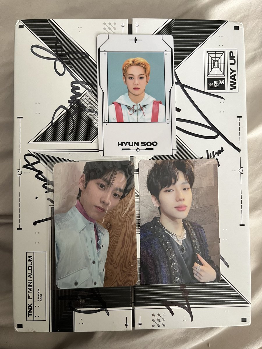 erisyaaa__'s tweet image. [ wts #pasartnx :  TNX way up signed album ]

💰RM110

🕸️ pc and all inclusion including hello88 pob is included 
🕸️can negotiate 
🕸️no rush postage, wmrm8