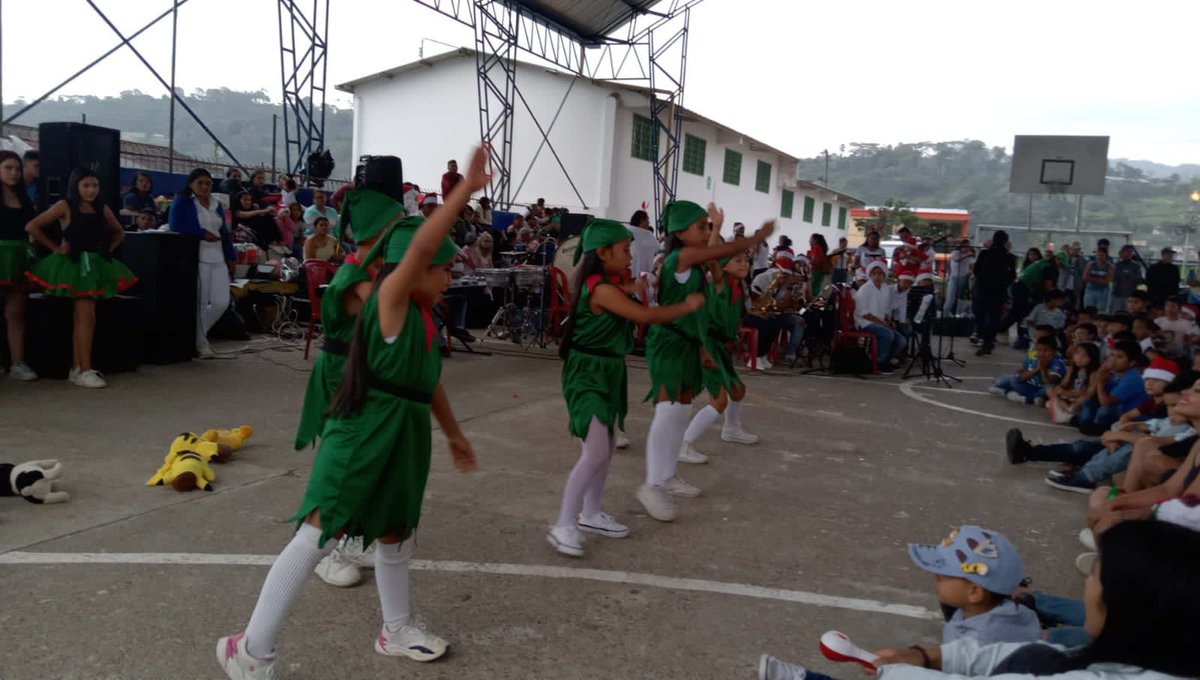 HuilaGob's tweet photo. 🎄🎅🎼Acompañados de su banda municipal #Palestina realizó su primera Novena Navideña, con la presencia de un gran público que llegó hasta este polideportivo a disfrutar de las presentaciones culturales de los niños y jóvenes de este bello municipio huilense. https://t.co/iKmRWToay9